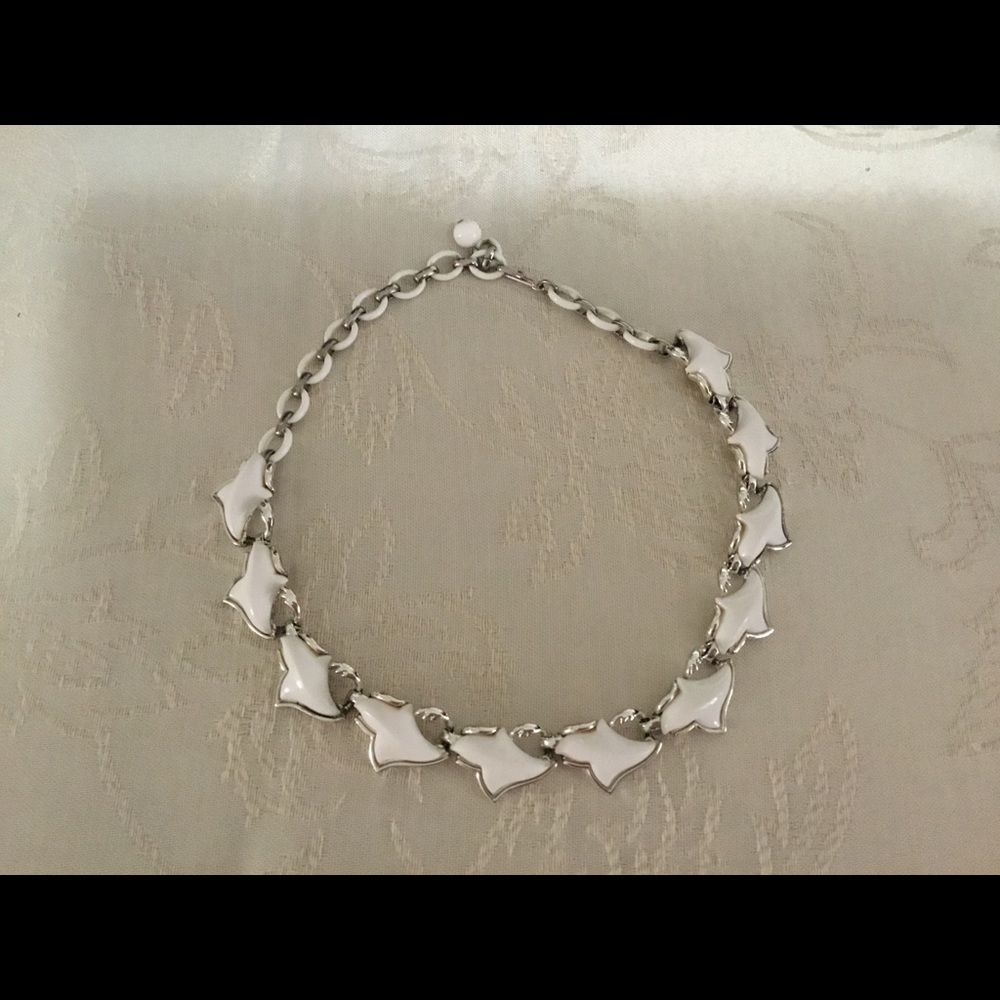 WHITE AND SILVER BEAUTIFUL VINTAGE NECKLACE